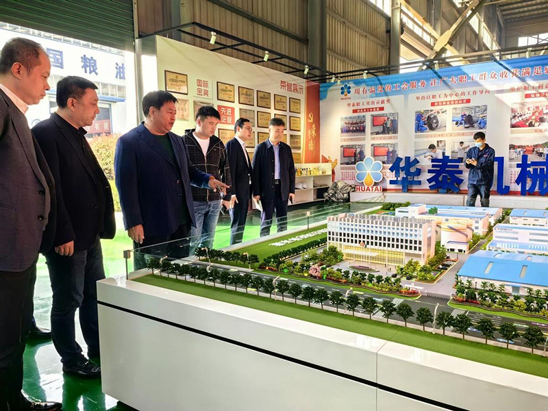 滑縣縣長(zhǎng)陸志杰邀北京稻香村食品總經(jīng)理馬勝軍一行蒞臨華泰集團(tuán)考察調(diào)研