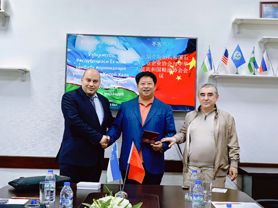 華泰集團董事長閆子鵬與烏茲別克斯坦油脂企業(yè)協(xié)會會長歐佩克在塔什干舉行工作會談